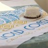 Cappello bianco su telo Gold Coast Camping Village.