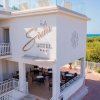Facciata di un hotel bianco vicino al mare.