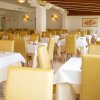 Sala ristorante con sedie gialle.