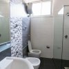 Bagno moderno con doccia e sanitari.