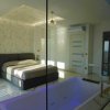 Camera con letto e vasca da bagno moderna.